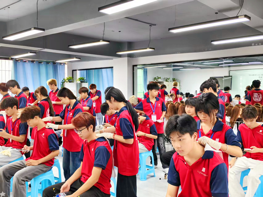 美發(fā)洗護(hù)精油按摩肩頸的好處，廣西洗護(hù)專(zhuān)業(yè)學(xué)校講解