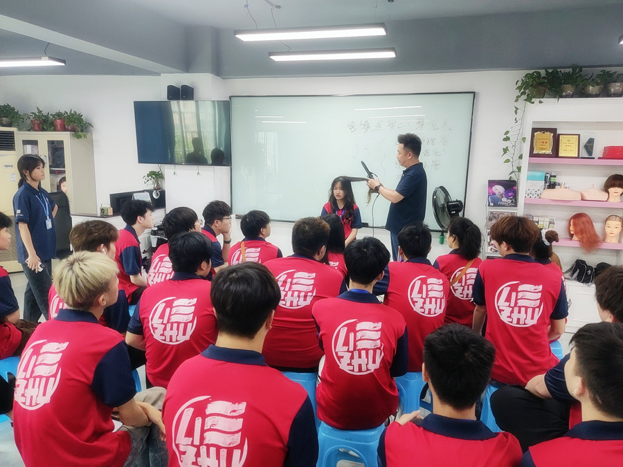 通用燙發(fā)后打理技巧，廣西燙染專業(yè)學(xué)校分享