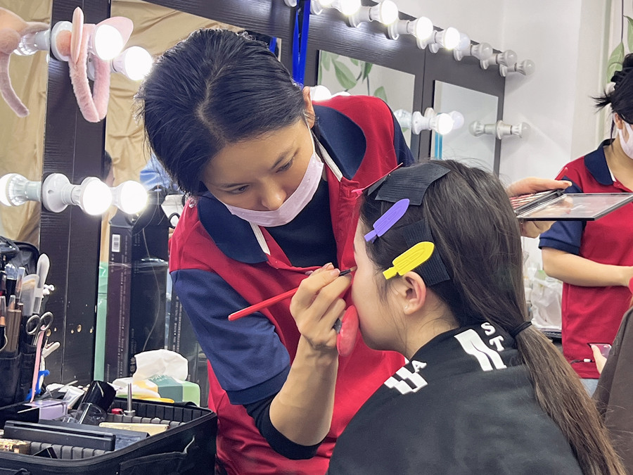 廣西彩妝實(shí)操，記錄同學(xué)們的每次努力