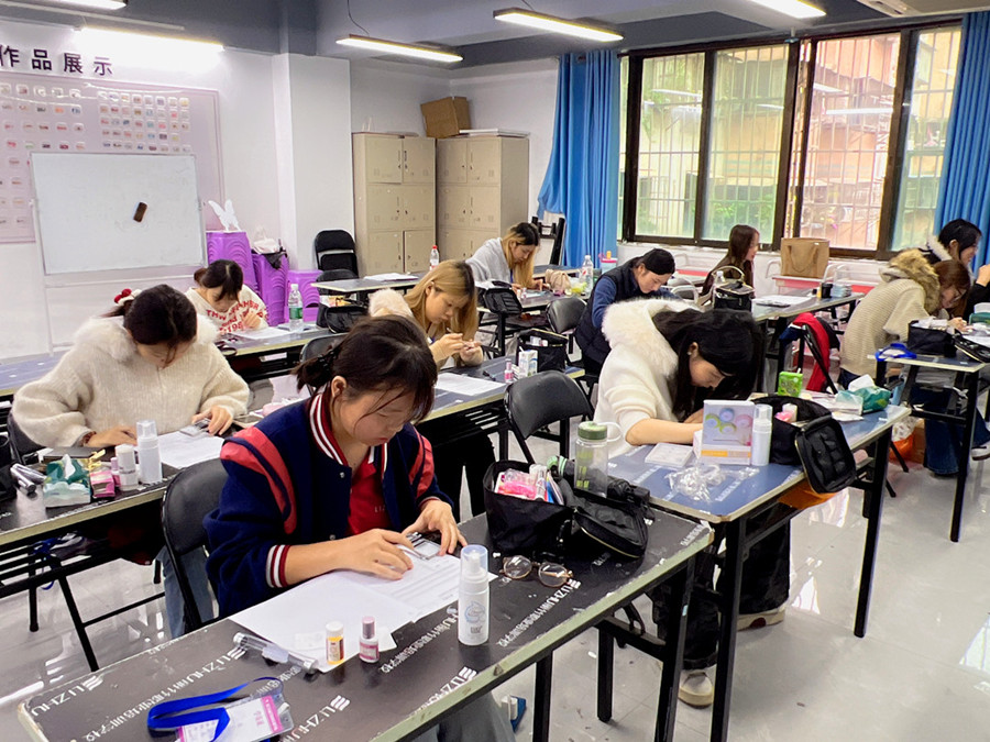 學(xué)美甲零基礎(chǔ)，南寧美甲美睫學(xué)校