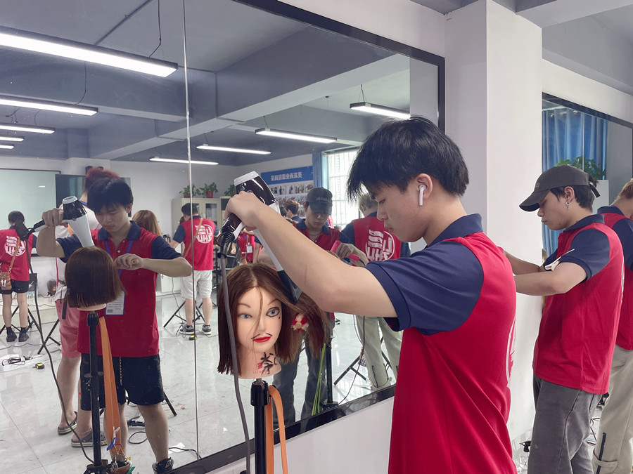 洗完頭應(yīng)不應(yīng)該包頭發(fā)？廣西美發(fā)教學(xué)