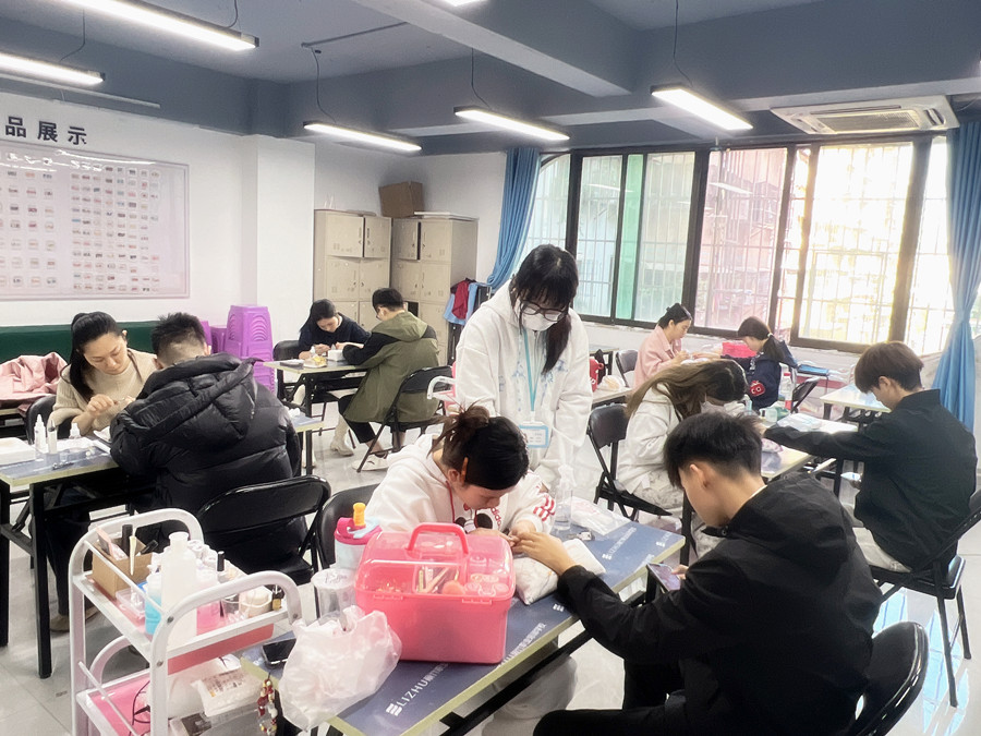 傳統(tǒng)美甲前置處理，南寧美甲專(zhuān)業(yè)教學(xué)講解