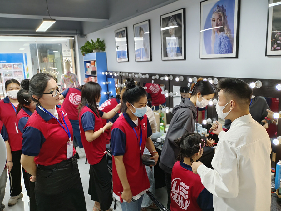 廣西化妝課堂：每次點評都是技術提升的跳板