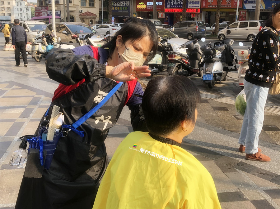 南寧剪發(fā)培訓(xùn)：新手如何挑選美發(fā)剪刀？