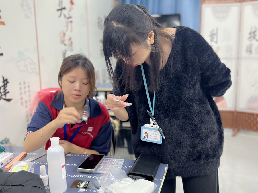 輕奢綠色貓眼美甲，南寧專業(yè)美甲學校學員作品