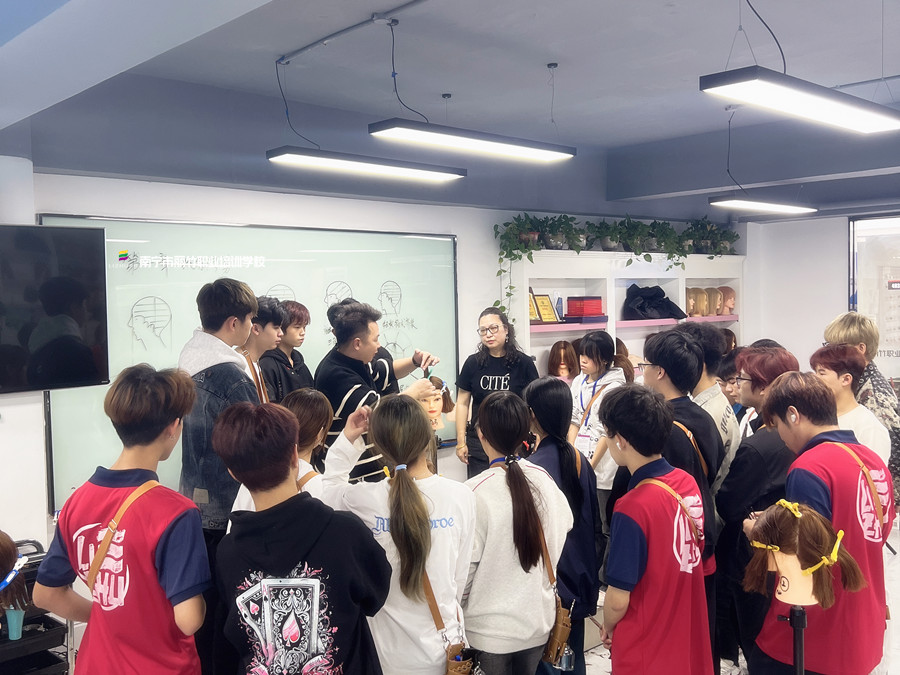 新手學(xué)女士精剪的誤區(qū)，南寧學(xué)發(fā)型