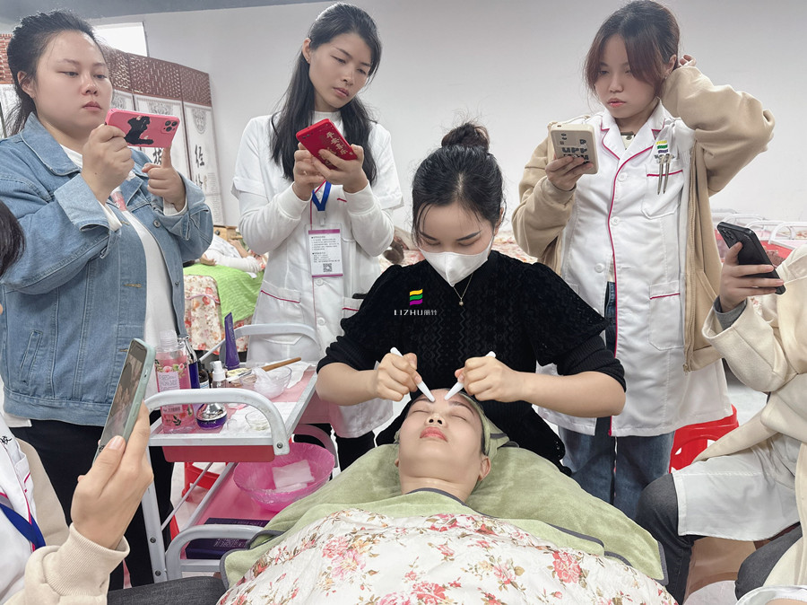 額頭撥筋的注意事項(xiàng)，廣西美容護(hù)膚課件講解