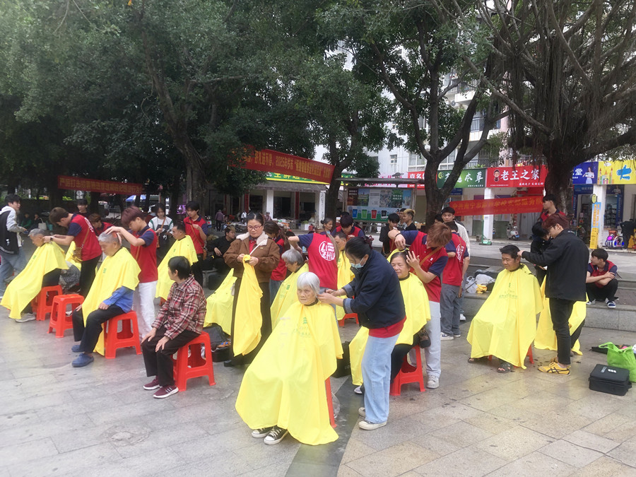 南寧美發(fā)學(xué)校外出實(shí)踐活動，檢驗(yàn)學(xué)員技術(shù)能力