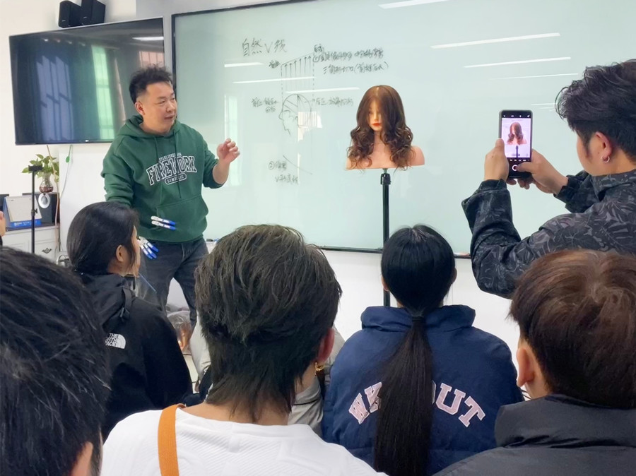 自然V線修剪手法，從零開始學(xué)美發(fā)