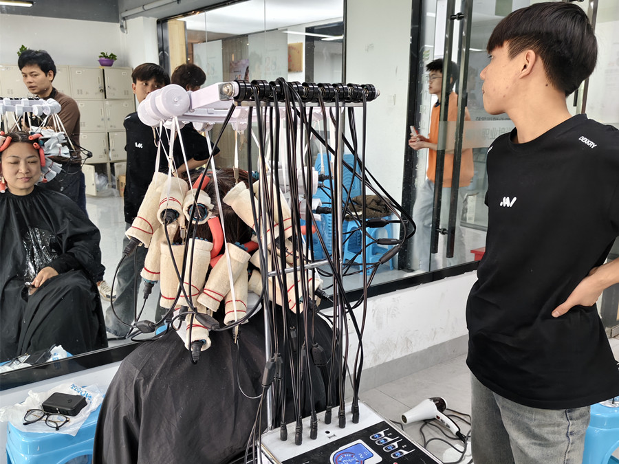 專業(yè)燙發(fā)的前后對比，南寧美發(fā)燙染實(shí)訓(xùn)課堂