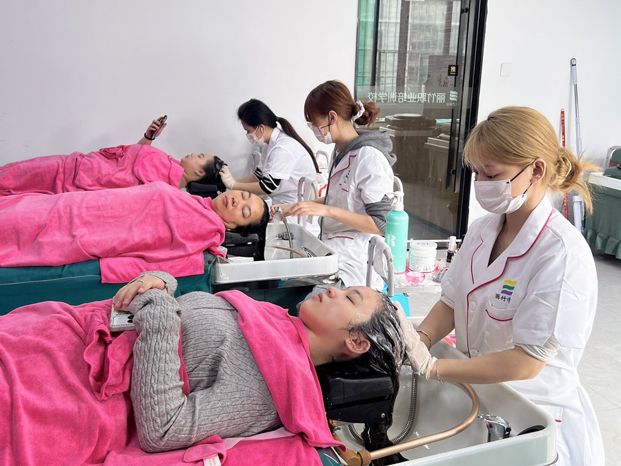 南寧頭療專業(yè)學(xué)校：新手頭療入門真人實操練習(xí)