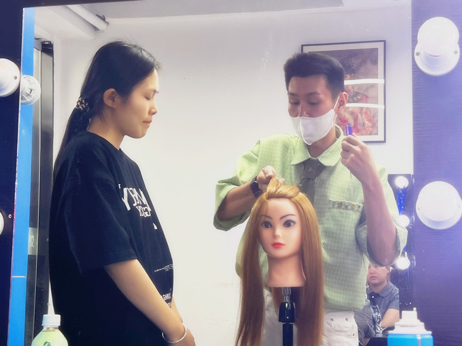 南寧化妝造型學(xué)校：日系俏皮編發(fā)